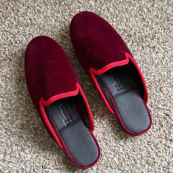Hums Shoes - Like New Red Velvet Hums Slippers Made in Spain